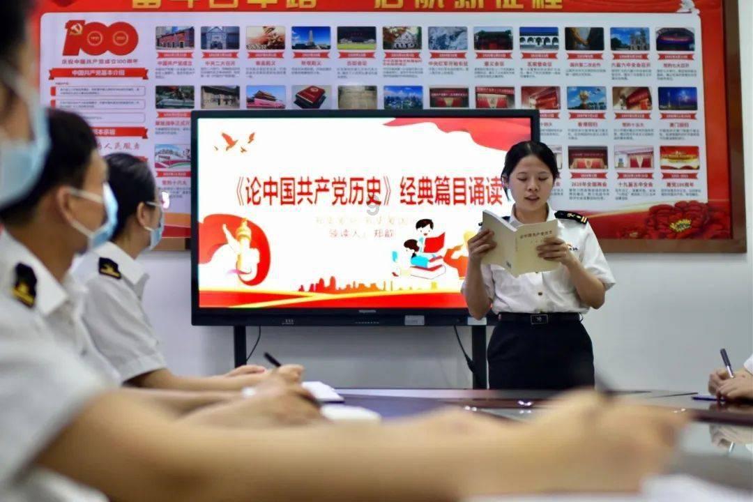 救援聪明的小女生